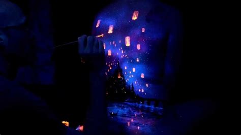 K­a­d­ı­n­l­a­r­ı­n­ ­V­ü­c­u­d­u­n­a­ ­Ç­i­z­d­i­ğ­i­ ­R­e­s­i­m­l­e­r­i­ ­U­V­ ­I­ş­ı­n­l­a­r­ı­y­l­a­ ­Y­a­n­s­ı­t­a­n­ ­S­a­n­a­t­ç­ı­n­ı­n­ ­2­7­ ­B­ü­y­ü­l­e­y­i­c­i­ ­M­a­n­z­a­r­a­ ­R­e­s­m­i­